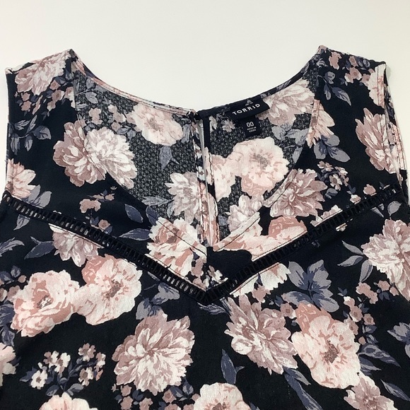 torrid 00 floral cold shoulder v neck blouse size M/L or 10 EUC - Picture 5 of 14
